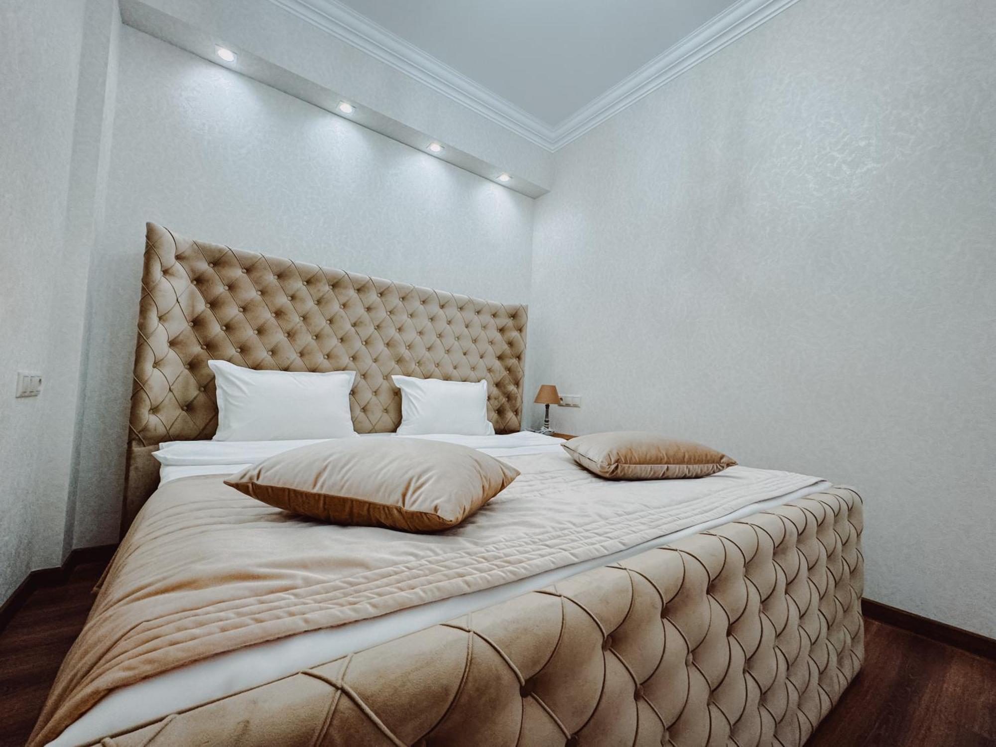 Armenia Hotel Yerevan Exterior photo