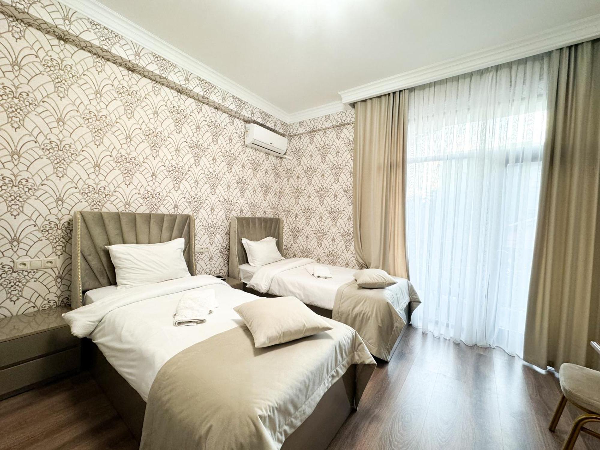 Armenia Hotel Yerevan Exterior photo