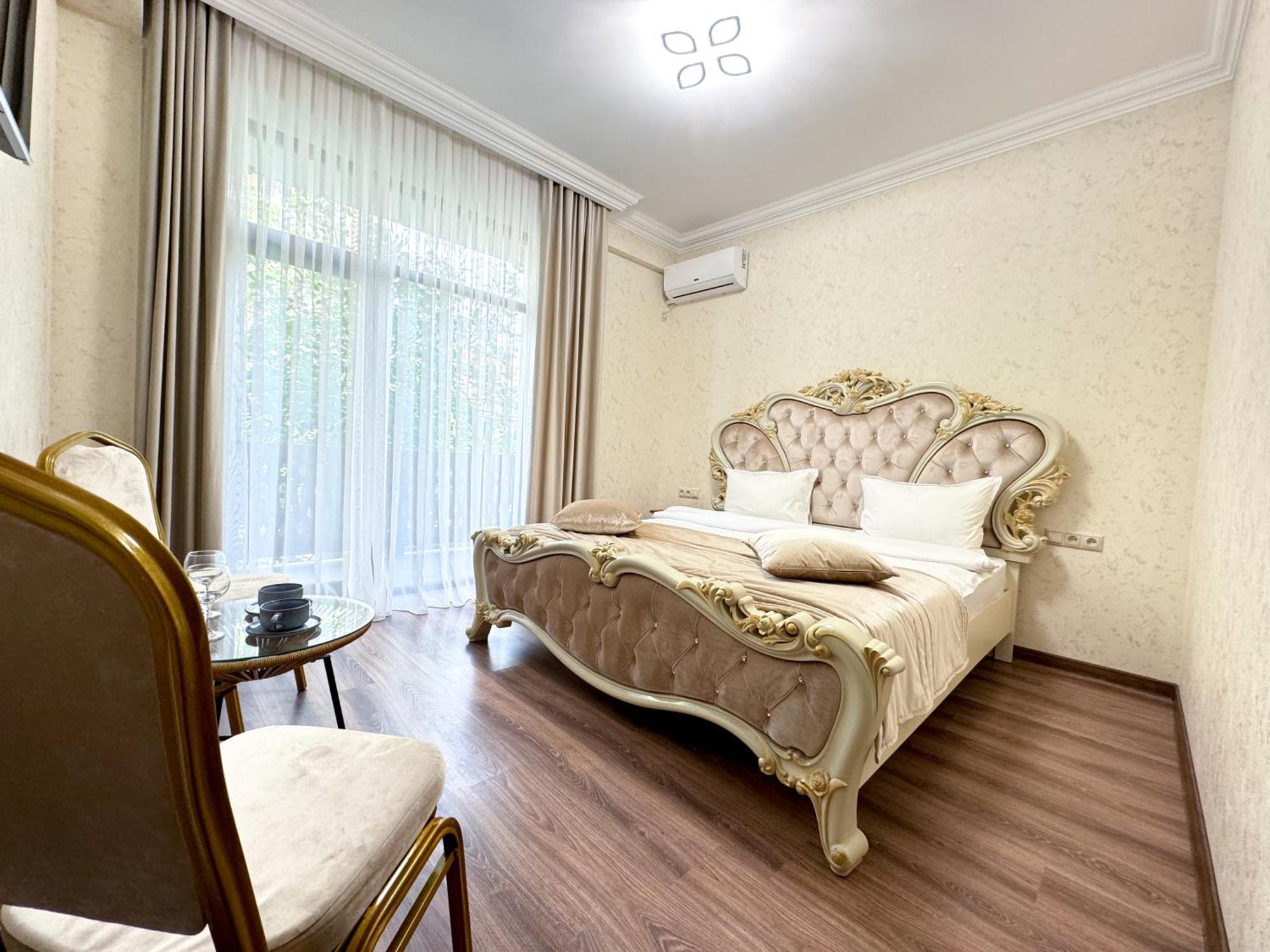 Armenia Hotel Yerevan Exterior photo