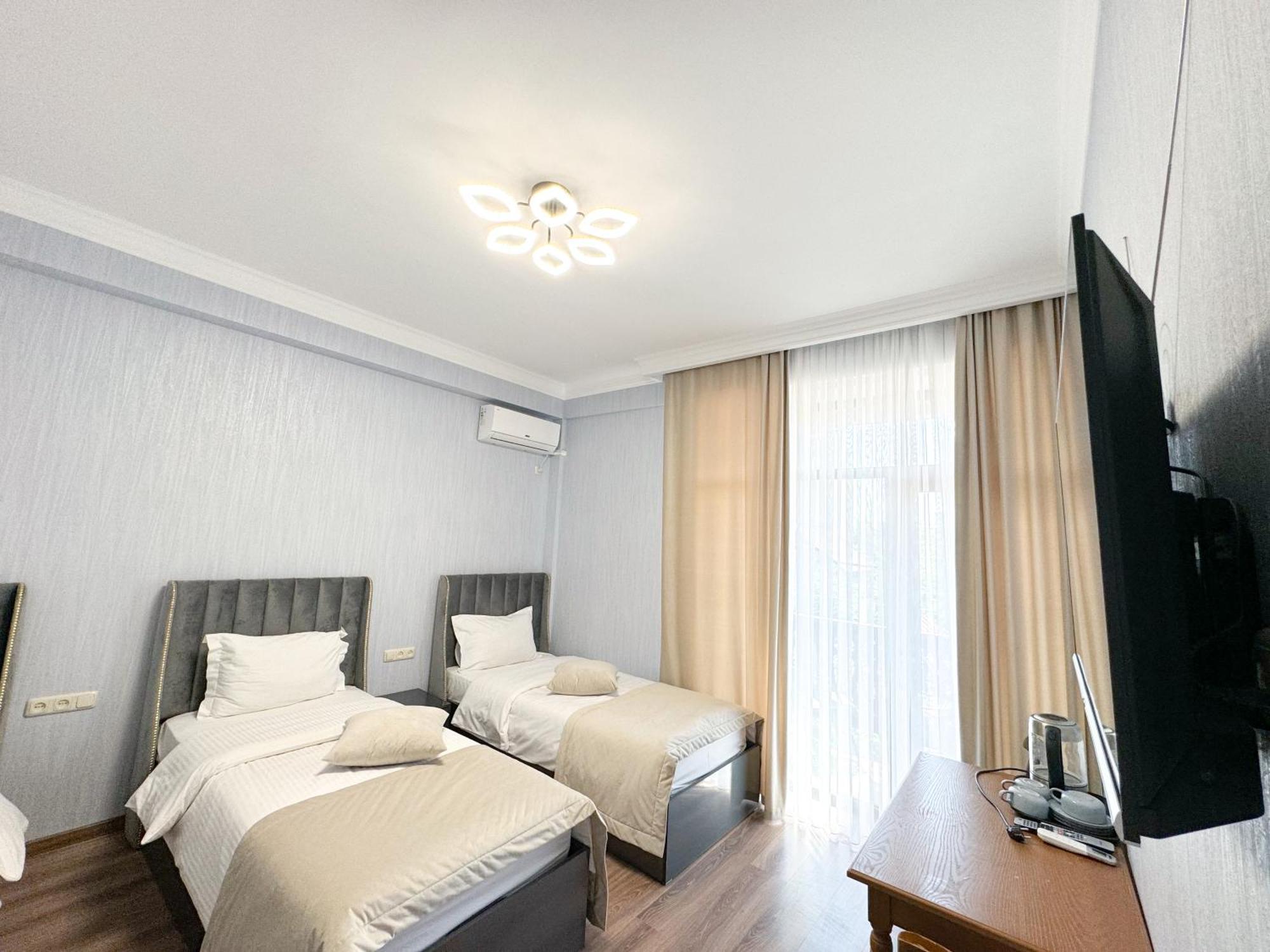 Armenia Hotel Yerevan Exterior photo