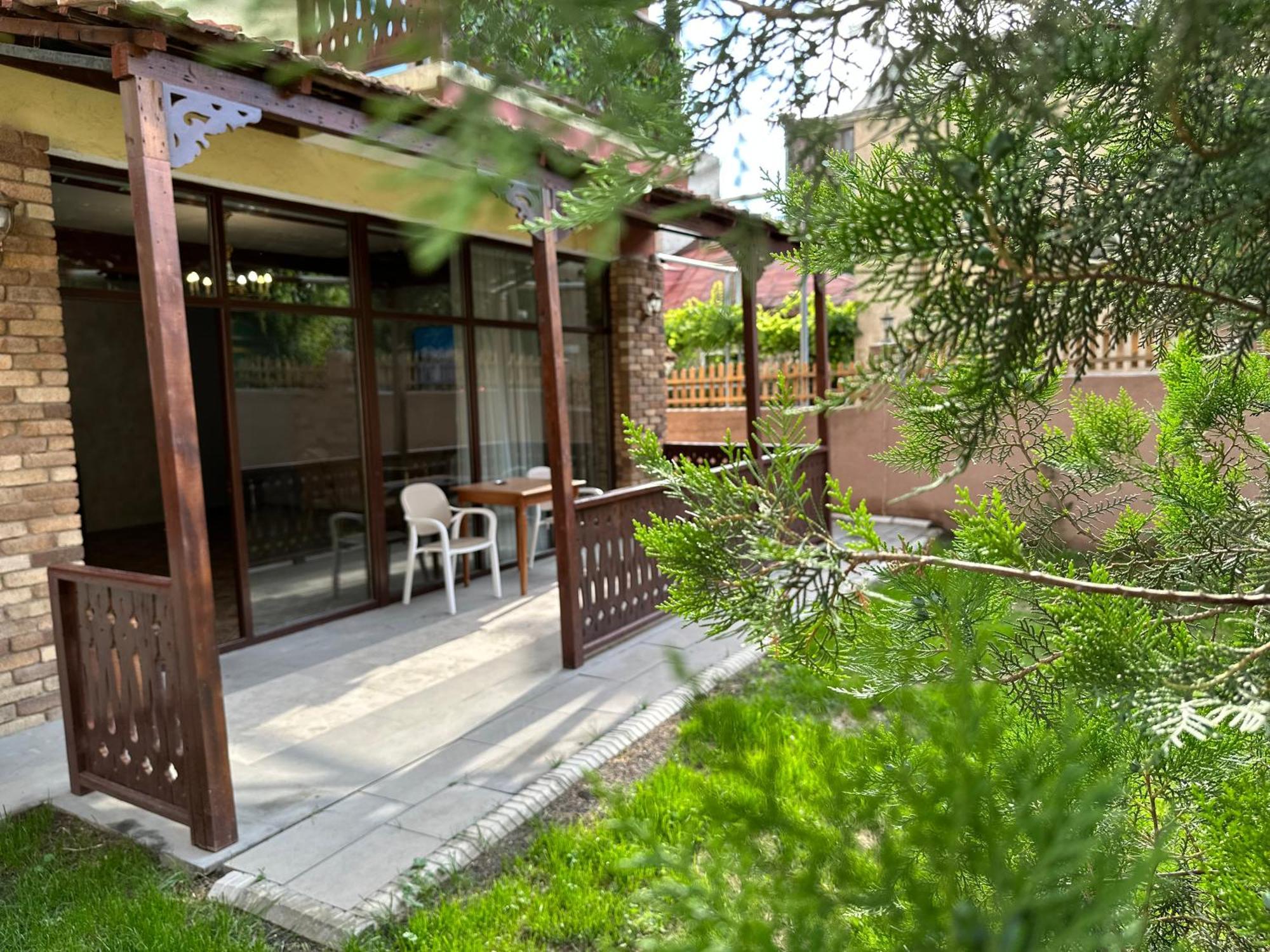 Armenia Hotel Yerevan Exterior photo